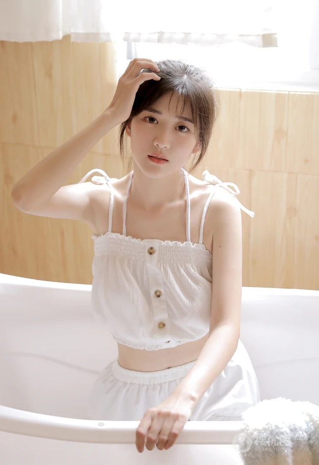 可爱型圆脸少女纯白肩带衣短裤在浴缸里玩耍写真图片