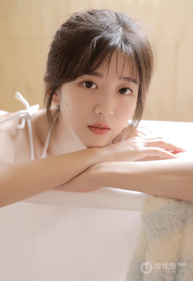 可爱型圆脸少女纯白肩带衣短裤在浴缸里玩耍写真图片