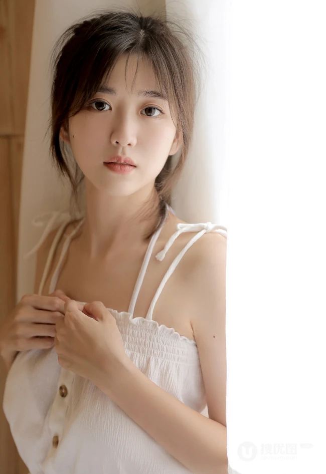 可爱型圆脸少女纯白肩带衣短裤在浴缸里玩耍写真图片