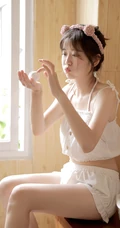 可爱型圆脸少女纯白肩带衣短裤在浴缸里玩耍写真图片