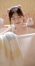 可爱型圆脸少女纯白肩带衣短裤在浴缸里玩耍写真图片