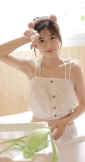 可爱型圆脸少女纯白肩带衣短裤在浴缸里玩耍写真图片