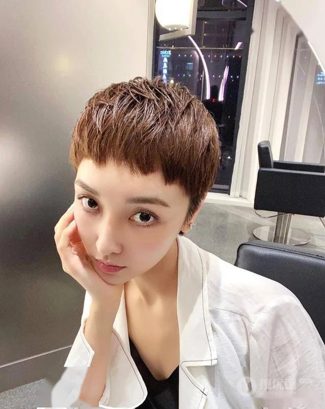 蓬松时尚显脸小，立体，瘦脸，动人的8款女生短发发型图片 第2张
