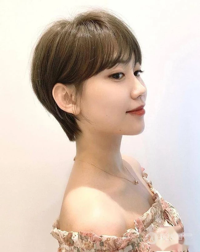 蓬松时尚显脸小，立体，瘦脸，动人的8款女生短发发型图片 第3张