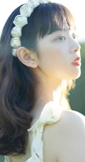 户外草坪手拿鲜花，身穿白裙的清新少女唯美摄影写真图集
