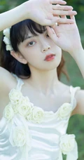 户外草坪手拿鲜花，身穿白裙的清新少女唯美摄影写真图集