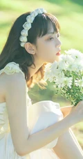 户外草坪手拿鲜花，身穿白裙的清新少女唯美摄影写真图集