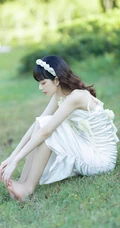 户外草坪手拿鲜花，身穿白裙的清新少女唯美摄影写真图集