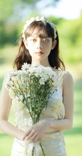 户外草坪手拿鲜花，身穿白裙的清新少女唯美摄影写真图集