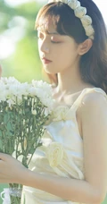 户外草坪手拿鲜花，身穿白裙的清新少女唯美摄影写真图集