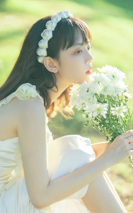 户外草坪手拿鲜花，身穿白裙的清新少女唯美摄影写真图集