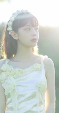 户外草坪手拿鲜花，身穿白裙的清新少女唯美摄影写真图集
