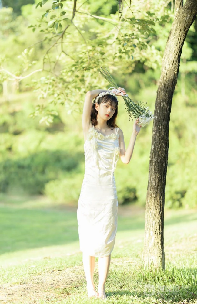 户外草坪手拿鲜花，身穿白裙的清新少女唯美摄影写真图集