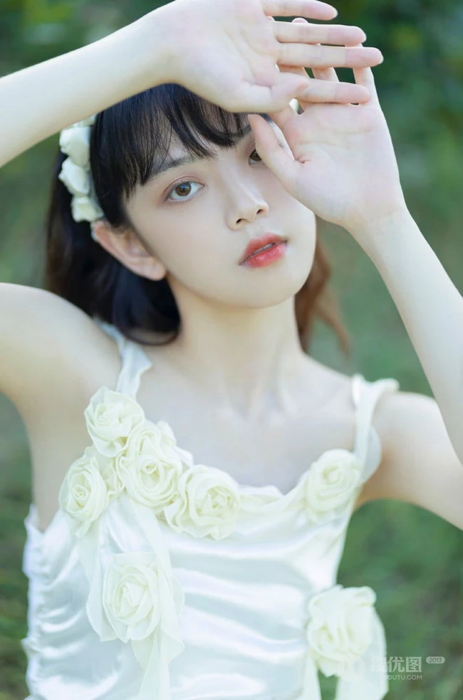 户外草坪手拿鲜花，身穿白裙的清新少女唯美摄影写真图集