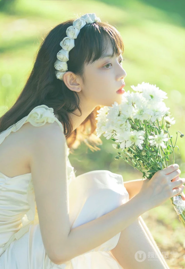 户外草坪手拿鲜花，身穿白裙的清新少女唯美摄影写真图集