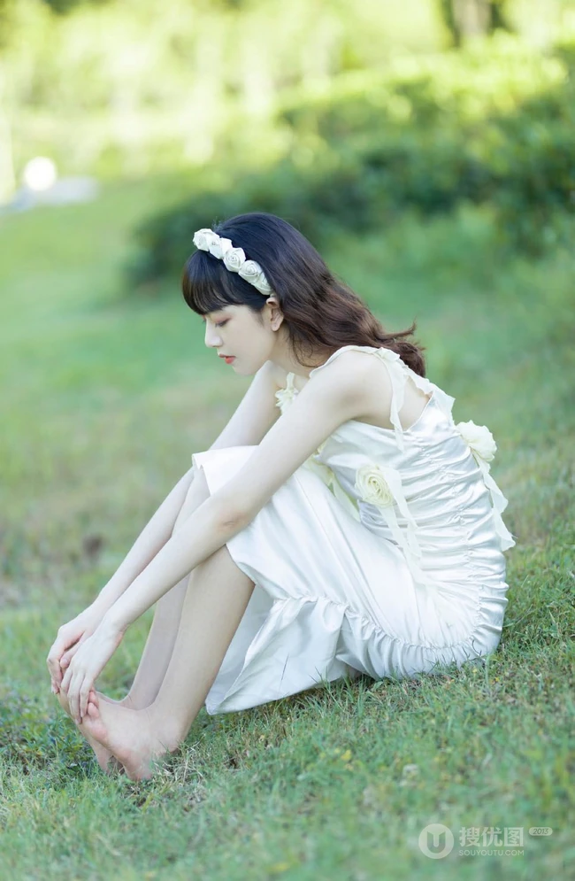 户外草坪手拿鲜花，身穿白裙的清新少女唯美摄影写真图集