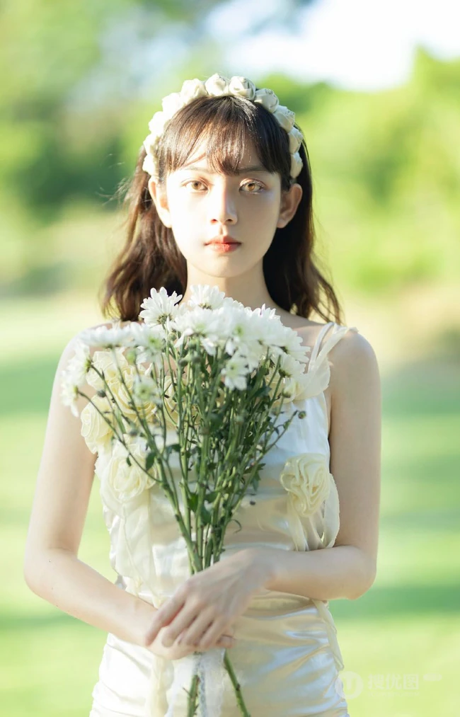 户外草坪手拿鲜花，身穿白裙的清新少女唯美摄影写真图集
