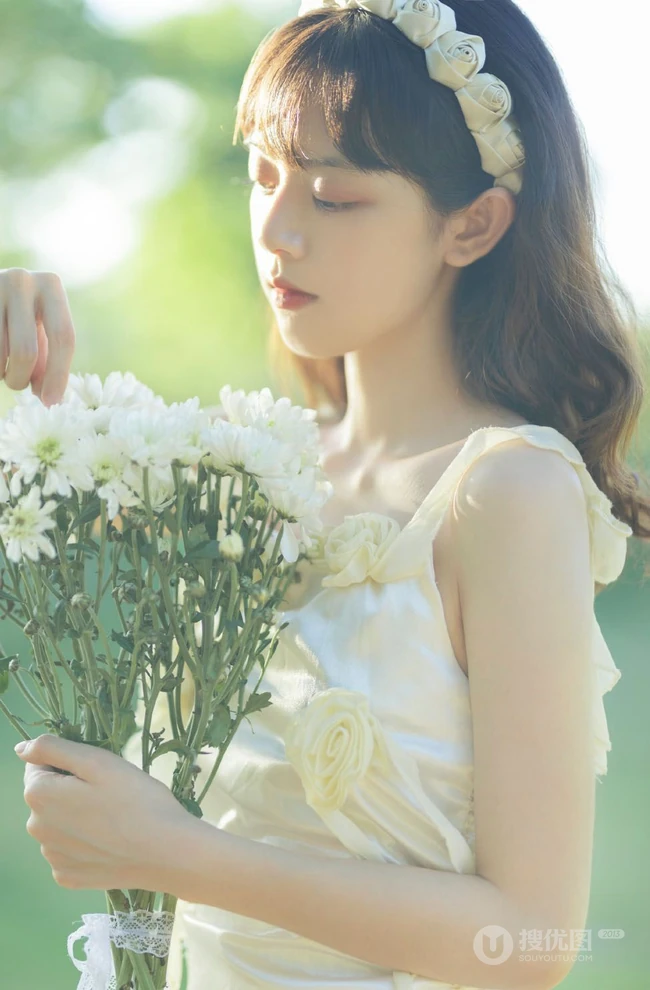 户外草坪手拿鲜花，身穿白裙的清新少女唯美摄影写真图集