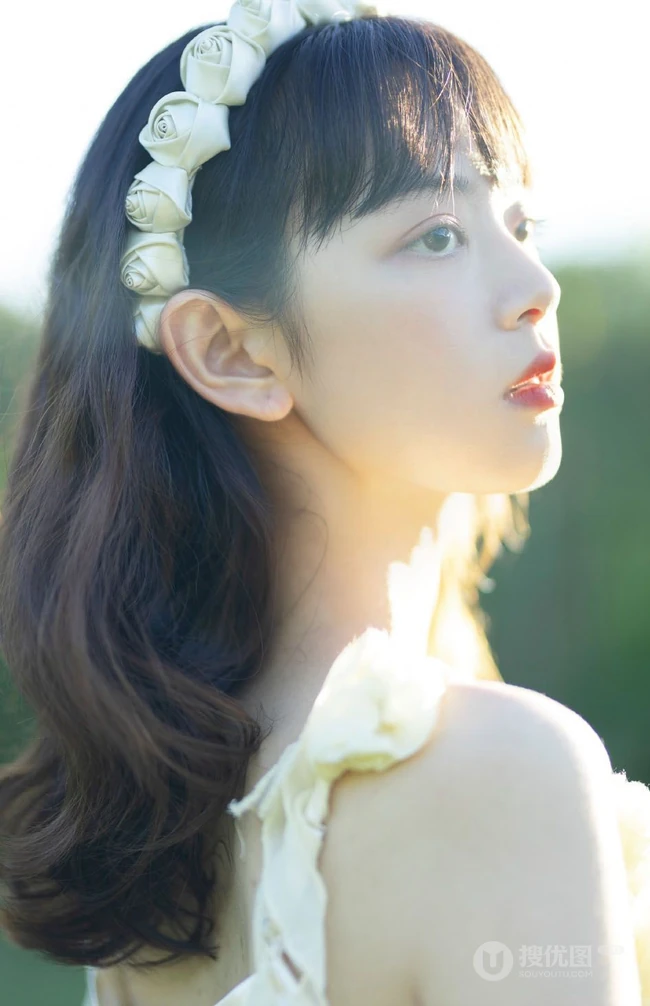 户外草坪手拿鲜花，身穿白裙的清新少女唯美摄影写真图集