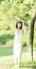 户外草坪手拿鲜花，身穿白裙的清新少女唯美摄影写真图集
