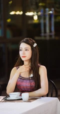 郎朗老婆吉娜《妻子的浪漫旅行》手拿话筒静坐演唱，笑容甜美剧照