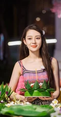 郎朗老婆吉娜《妻子的浪漫旅行》手拿话筒静坐演唱，笑容甜美剧照
