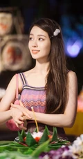 郎朗老婆吉娜《妻子的浪漫旅行》手拿话筒静坐演唱，笑容甜美剧照