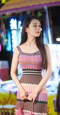 郎朗老婆吉娜《妻子的浪漫旅行》手拿话筒静坐演唱，笑容甜美剧照