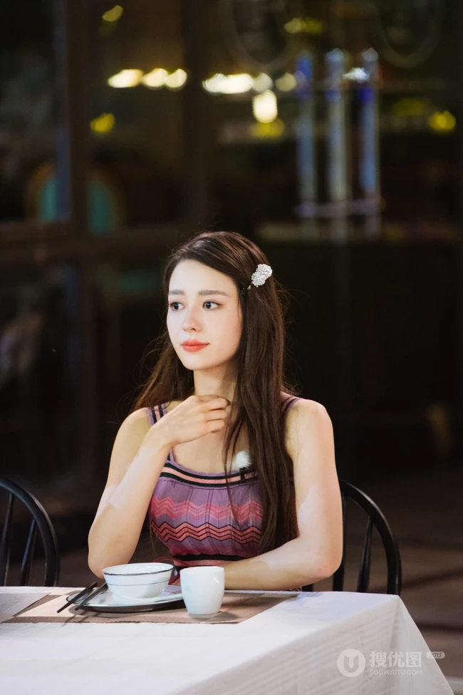 郎朗老婆吉娜《妻子的浪漫旅行》手拿话筒静坐演唱，笑容甜美剧照