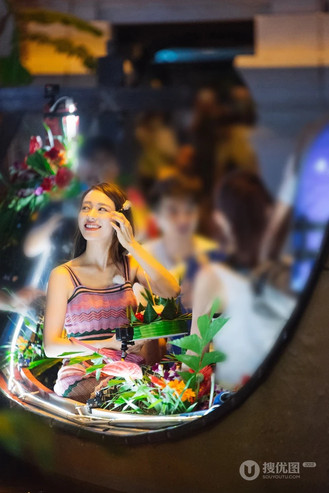 郎朗老婆吉娜《妻子的浪漫旅行》手拿话筒静坐演唱，笑容甜美剧照