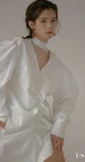福建女生歌手陈昊宇全白LOOK衣裙，长筒靴姿态俏皮可爱写真图片