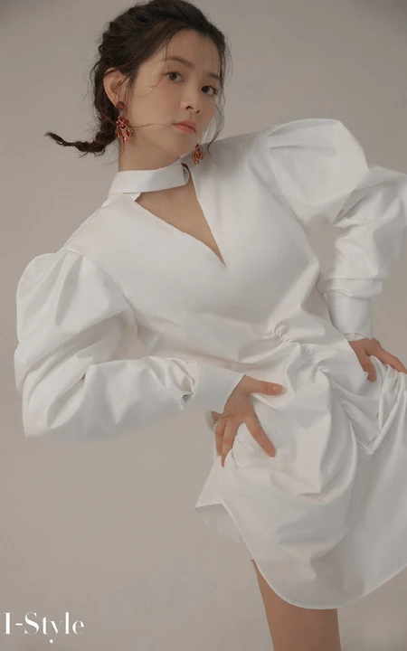 福建女生歌手陈昊宇全白LOOK衣裙，长筒靴姿态俏皮可爱写真图片