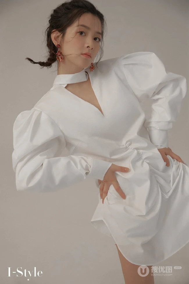 福建女生歌手陈昊宇全白LOOK衣裙，长筒靴姿态俏皮可爱写真图片