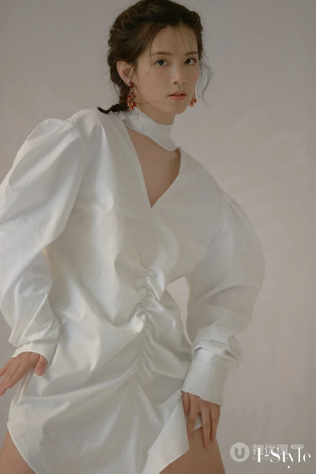 福建女生歌手陈昊宇全白LOOK衣裙，长筒靴姿态俏皮可爱写真图片