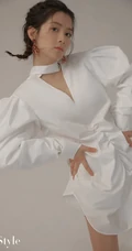 福建女生歌手陈昊宇全白LOOK衣裙，长筒靴姿态俏皮可爱写真图片