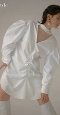 福建女生歌手陈昊宇全白LOOK衣裙，长筒靴姿态俏皮可爱写真图片