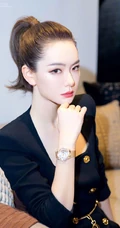 戚薇大背梳，单马尾，妆容精致，全黑紧身裙大秀白皙线条感酷美写真