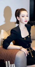戚薇大背梳，单马尾，妆容精致，全黑紧身裙大秀白皙线条感酷美写真