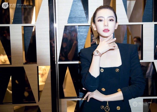 戚薇大背梳，单马尾，妆容精致，全黑紧身裙大秀白皙线条感酷美写真