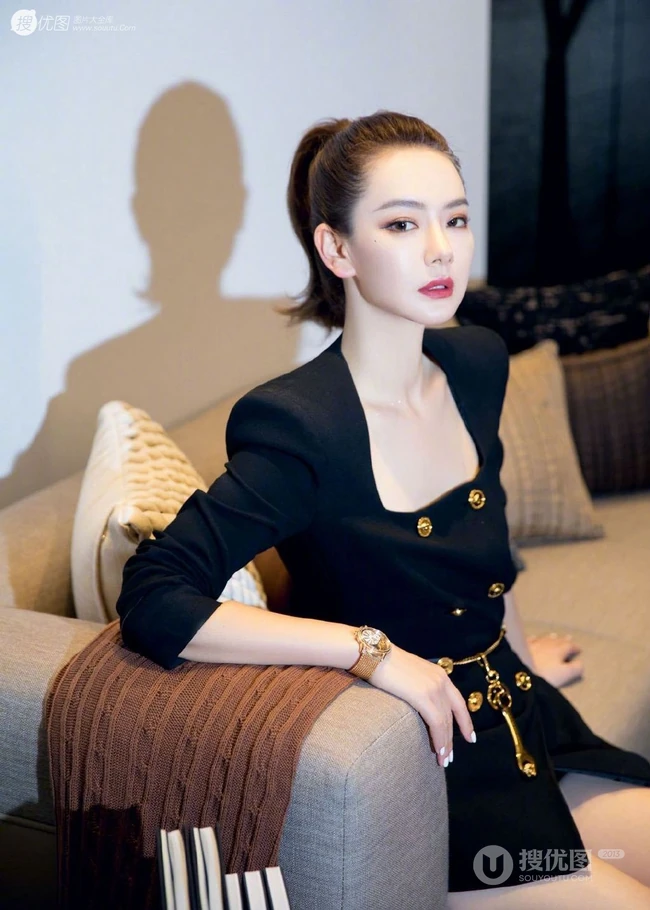 戚薇大背梳，单马尾，妆容精致，全黑紧身裙大秀白皙线条感酷美写真