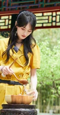 认真起来的爽妹子真美，郑爽《我在颐和园等你》工装风造型剧照图片