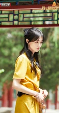 认真起来的爽妹子真美，郑爽《我在颐和园等你》工装风造型剧照图片