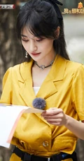 认真起来的爽妹子真美，郑爽《我在颐和园等你》工装风造型剧照图片