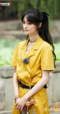 认真起来的爽妹子真美，郑爽《我在颐和园等你》工装风造型剧照图片