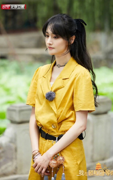 认真起来的爽妹子真美，郑爽《我在颐和园等你》工装风造型剧照图片