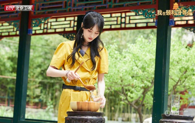 认真起来的爽妹子真美，郑爽《我在颐和园等你》工装风造型剧照图片