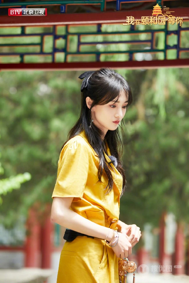 认真起来的爽妹子真美，郑爽《我在颐和园等你》工装风造型剧照图片