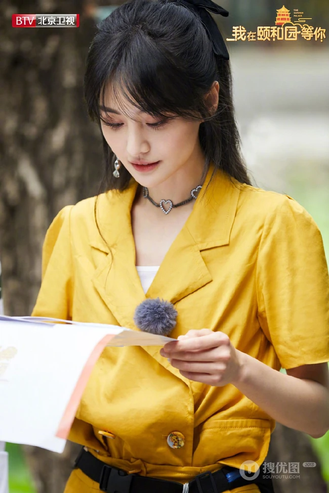认真起来的爽妹子真美，郑爽《我在颐和园等你》工装风造型剧照图片