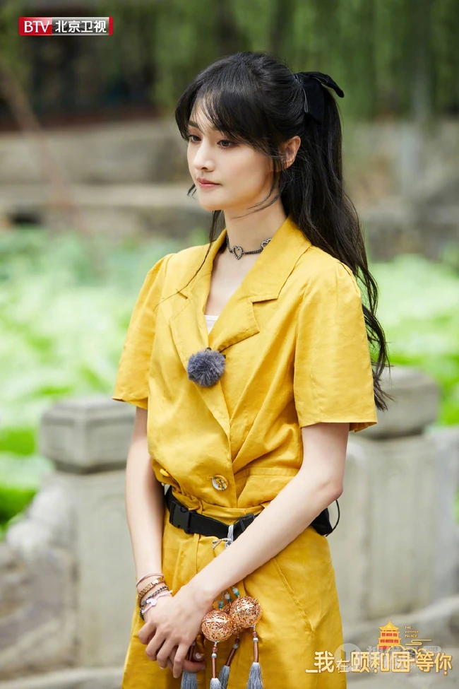 认真起来的爽妹子真美，郑爽《我在颐和园等你》工装风造型剧照图片