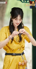 认真起来的爽妹子真美，郑爽《我在颐和园等你》工装风造型剧照图片